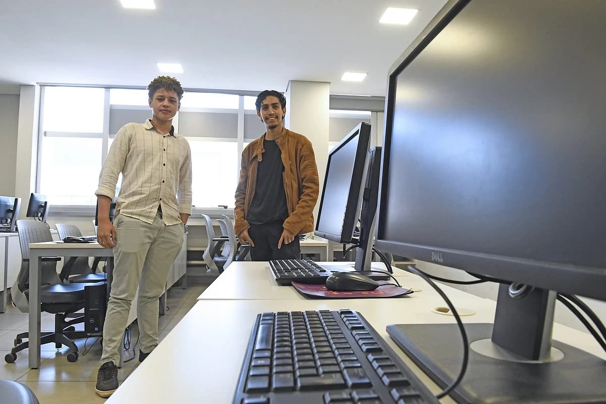 Os fundadores da GenMek posando no laboratório de informática onde fizeram o curso